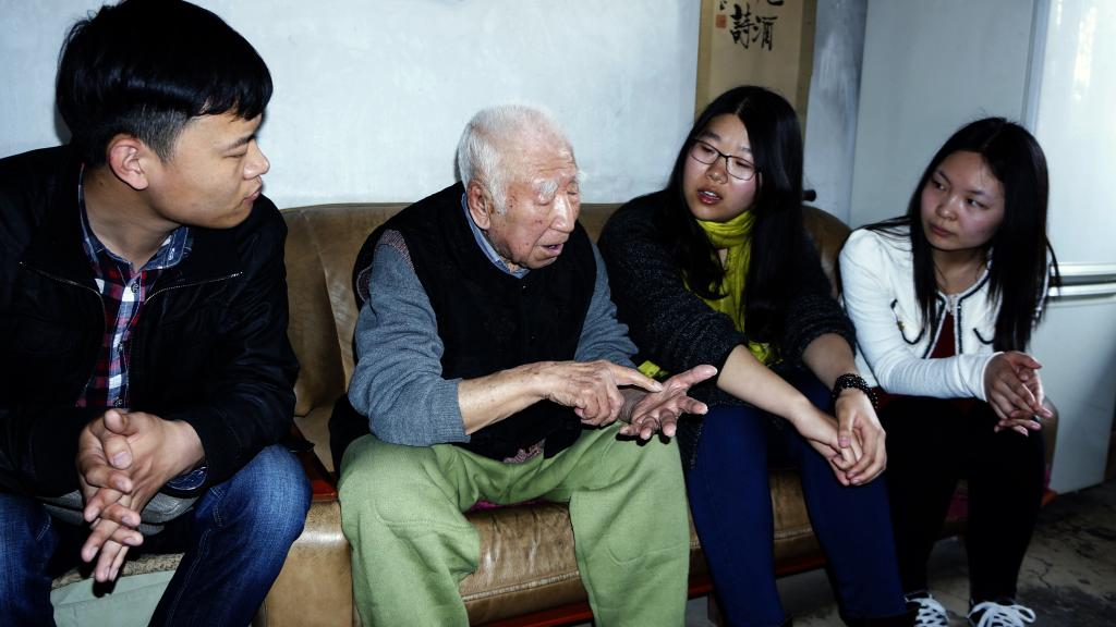 人文学院同学与刘伯午教授交流文学史